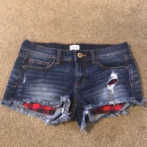 jean shorts with red plain pockets